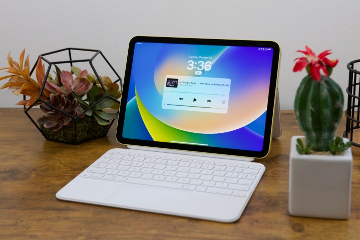 L'iPad (2022) avec son accessoire Magic Keyboard Folio.