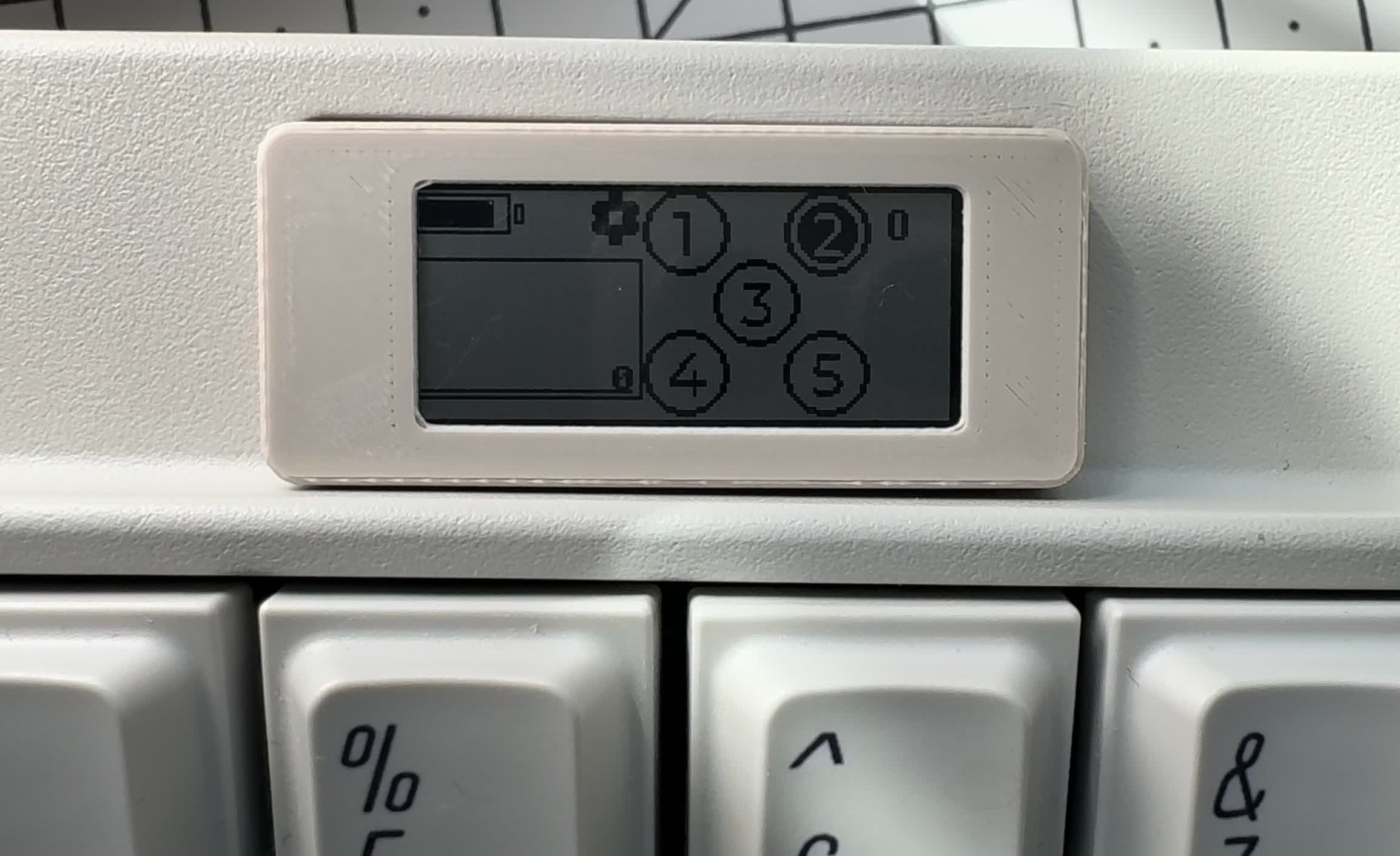 Clavier Apple vintage de 1986 reçoit des améliorations modernes OLED et sans fil 3 1727630983 897 Clavier Apple vintage de 1986 recoit des ameliorations modernes OLED