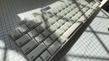 Clavier Apple vintage de 1986 reçoit des améliorations modernes OLED et sans fil 9 Vintage Apple keyboard from 1986 receives modern OLED and wireless enhancements
