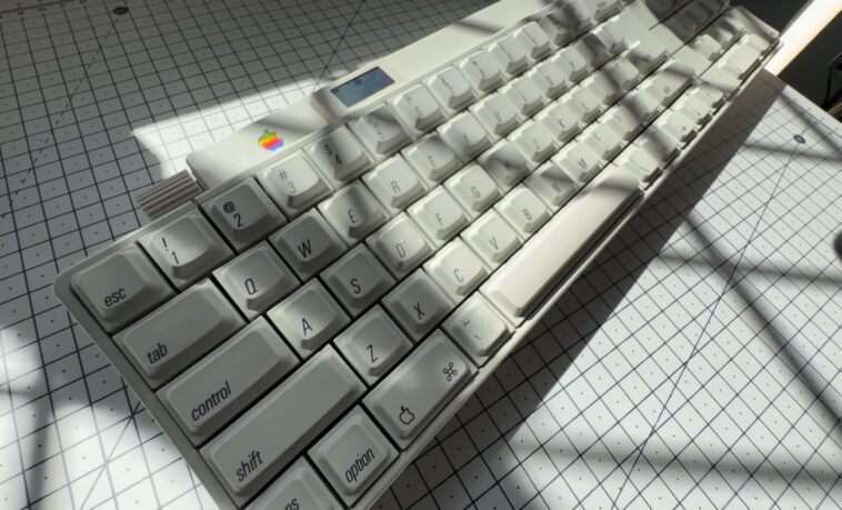 Clavier Apple vintage de 1986 reçoit des améliorations modernes OLED et sans fil 1 Vintage Apple keyboard from 1986 receives modern OLED and wireless enhancements