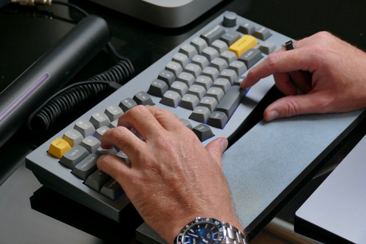 Guide d'achat de clavier : tout ce que vous devez savoir 6 Homme tapant sur le Keychron Q8.