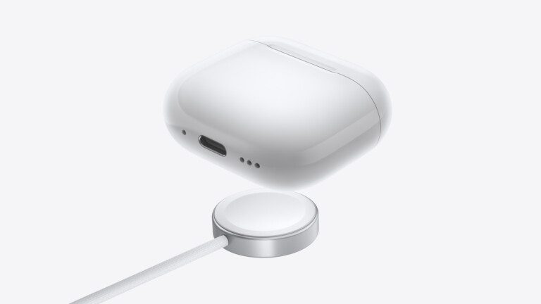 Apple AirPods 4 contre AirPods 3 : Comparatif, ANC et plus 2 Apple AirPods charge sans fil 240909