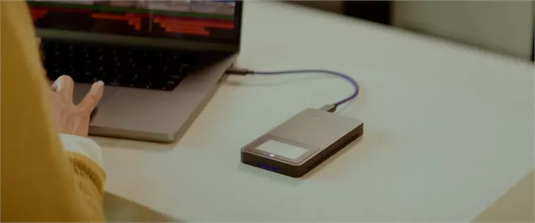 Ce SSD de 8 To à 2 200 $ prend en charge l'USB 4, le refroidissement actif, les clés d'accès, un écran e-ink et bien plus encore 1 Ce Ssd De 8 To à 2 200 $ Prend En Charge L'usb 4, Le Refroidissement Actif, Les Clés D'accès, Un écran E Ink Et Bien Plus Encore