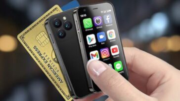 Ce mini smartphone est de la taille d'une carte de crédit, mais fait tout comme les grands 8 Ce Mini Smartphone Est De La Taille D'une Carte De Crédit, Mais Fait Tout Comme Les Grands