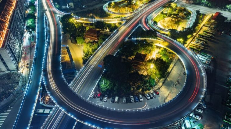 Ces caméras savent quand vous regardez votre téléphone sur l'autoroute : quel est le système AI Heads Up 1 Image