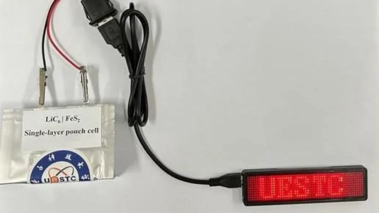 Cette batterie fonctionne même après avoir été pliée et coupée : elle ne s'enflamme pas et n'explose pas 1 Cette Batterie Fonctionne Même Après Avoir été Pliée Et Coupée Elle Ne S'enflamme Pas Et N'explose Pas