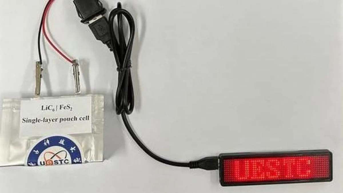 Cette batterie fonctionne même après avoir été pliée et coupée : elle ne s'enflamme pas et n'explose pas 2 Cette Batterie Fonctionne Même Après Avoir été Pliée Et Coupée Elle Ne S'enflamme Pas Et N'explose Pas