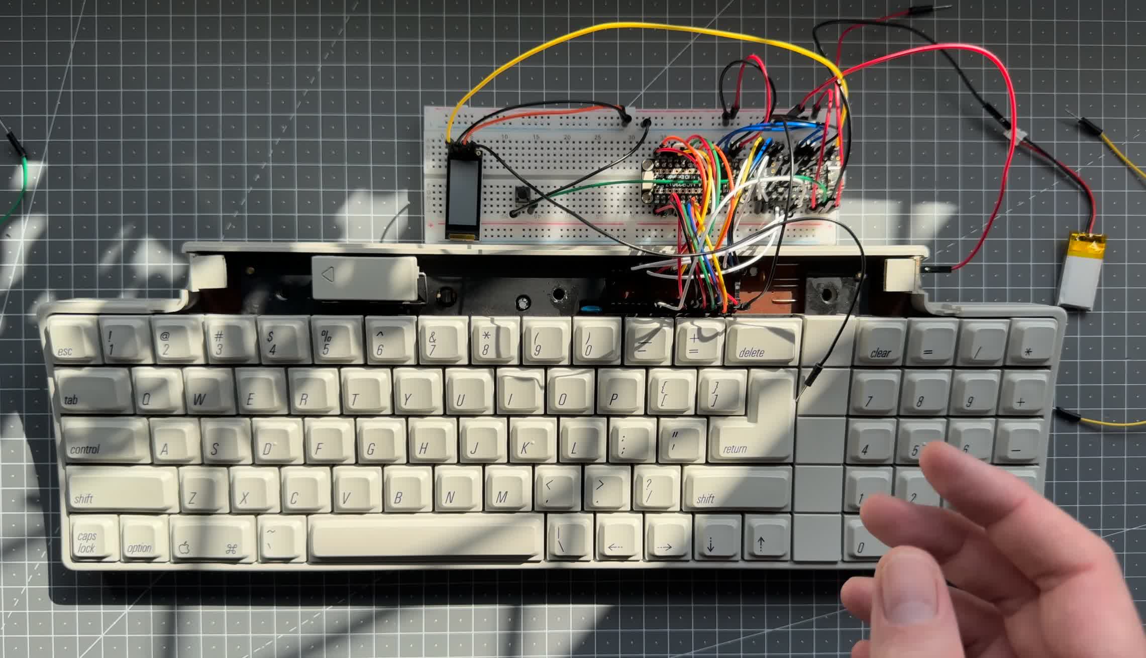 Clavier Apple vintage de 1986 reçoit des améliorations modernes OLED et sans fil 2 Clavier Apple vintage de 1986 recoit des ameliorations modernes OLED