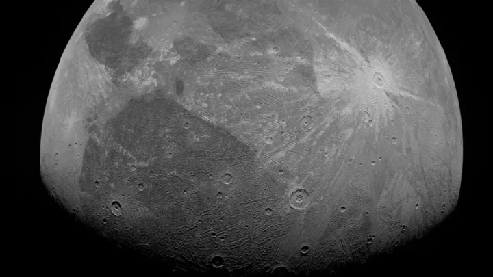 Collision d'un astéroïde gigantesque a déplacé l'axe de la plus grande lune du Système solaire 2 Image de la plus grande lune de Jupiter, Ganymède, qui a été frappée par un astéroïde géant