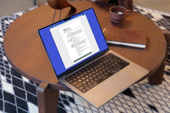 Comment créer un CV dans Microsoft Word 2 Un CV Word sur un MacBook sur une table.