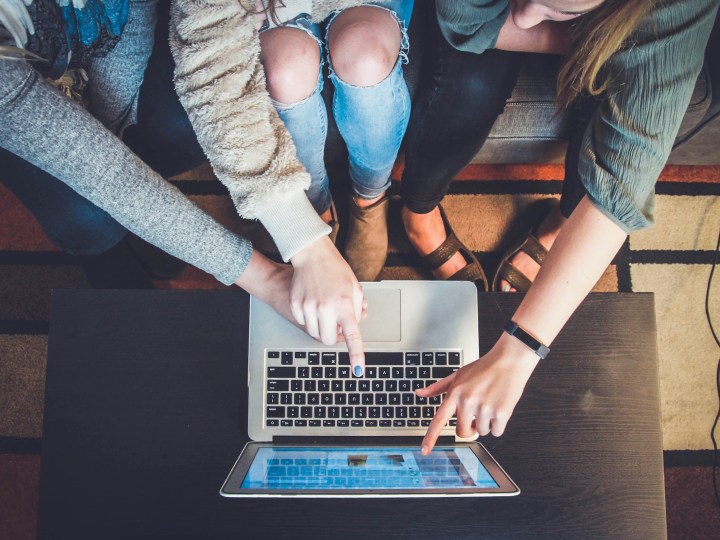 Comment créer une bibliographie dans Word sur Windows et Mac 2 offre internet verizon fios mars 2023 famille utilisant l'ordinateur pour naviguer