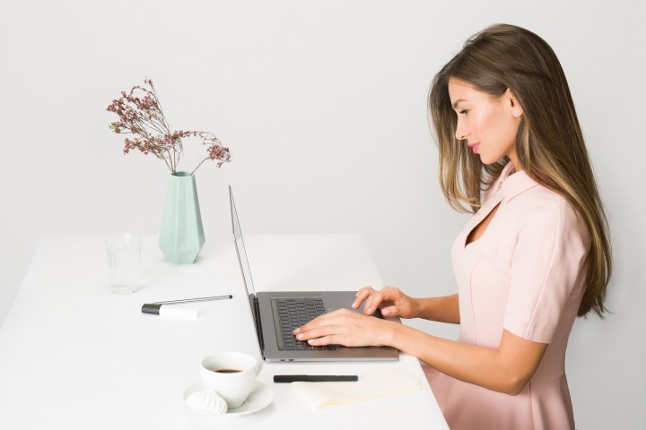 Comment multiplier dans Excel 2 maximiser l'utilisation de gotomeeting conseils et astuces femme en robe rose utilisant un ordinateur portable