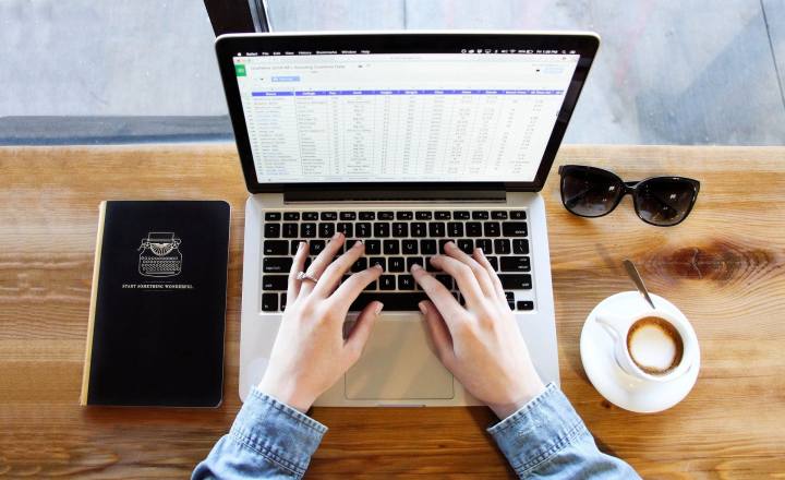 Comment utiliser Microsoft Excel : un guide pour les débutants 2 Tableur sur un ordinateur portable sur un bureau.