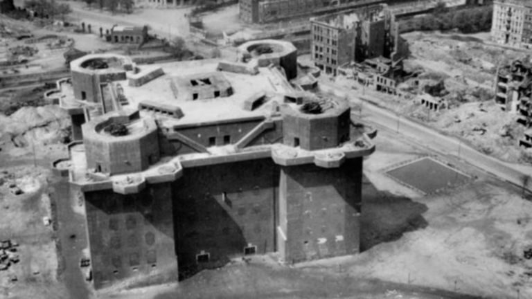 Hitler a créé un incroyable et terrifiant bâtiment en béton dans une ville allemande. Ses citoyens lui ont donné une nouvelle vie 2 Hitler a créé un bâtiment en béton incroyable et terrifiant dans une ville allemande. Maintenant, ses citoyens lui ont donné une nouvelle vie