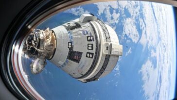 Il y a un "bruit étrange" venant de l'un des haut-parleurs de la Starliner de Boeing. Écoutez! 11 Starliner de Boeing