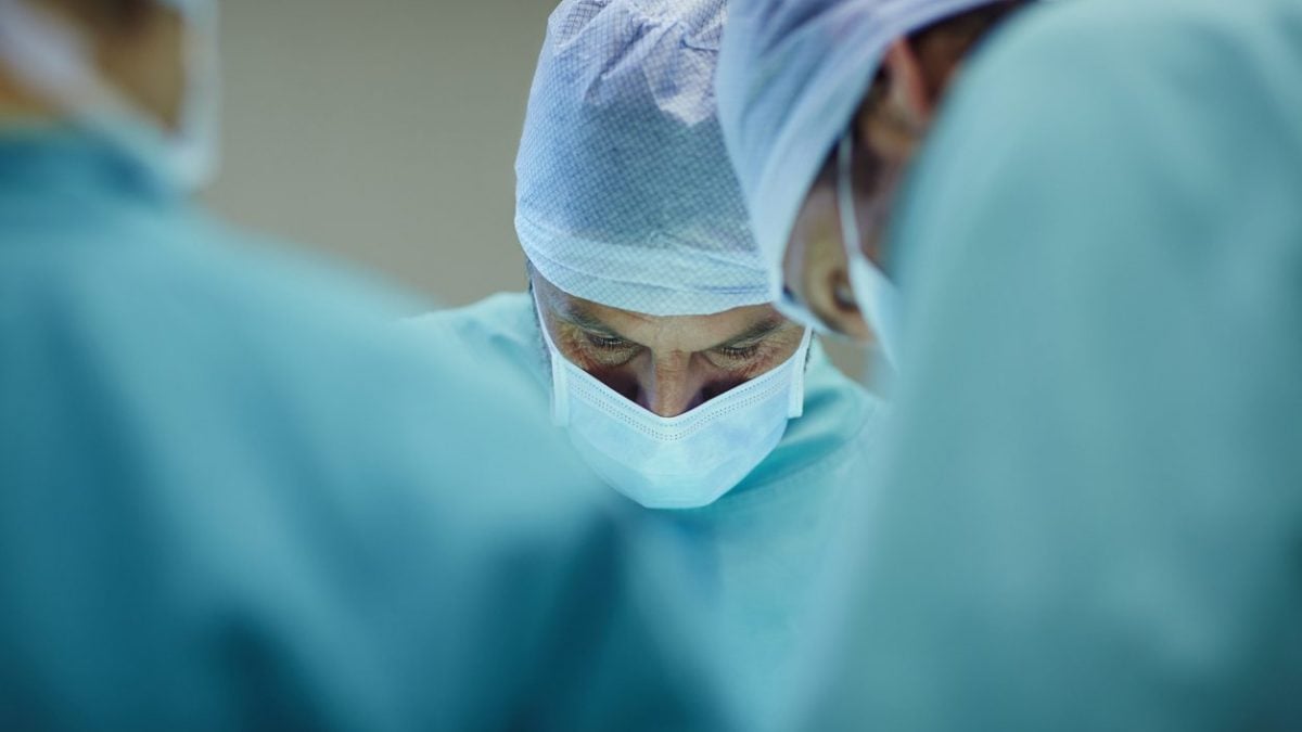 Ils lui enlèvent un rein touché par une grosse tumeur pendant qu'elle est éveillée, l'histoire de la femme opérée à Turin 2 Première extraction d'un rein touché par une grosse tumeur chez une patiente consciente en Europe : l'intervention chirurgicale à l'Hôpital Le Molinette de Turin