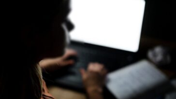 "J'ai tes photos nues, je t'ai déshabillée d'un clic" : les deepnude menacent de plus en plus de filles 1 Image
