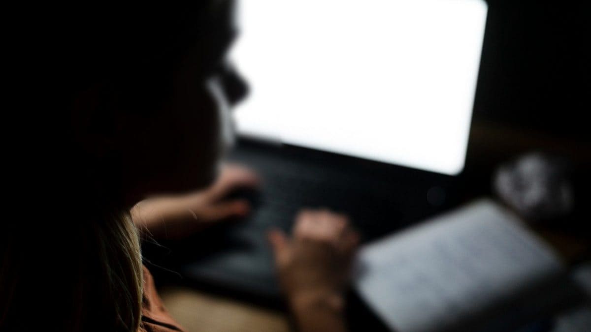 "J'ai tes photos nues, je t'ai déshabillée d'un clic" : les deepnude menacent de plus en plus de filles 2 Image