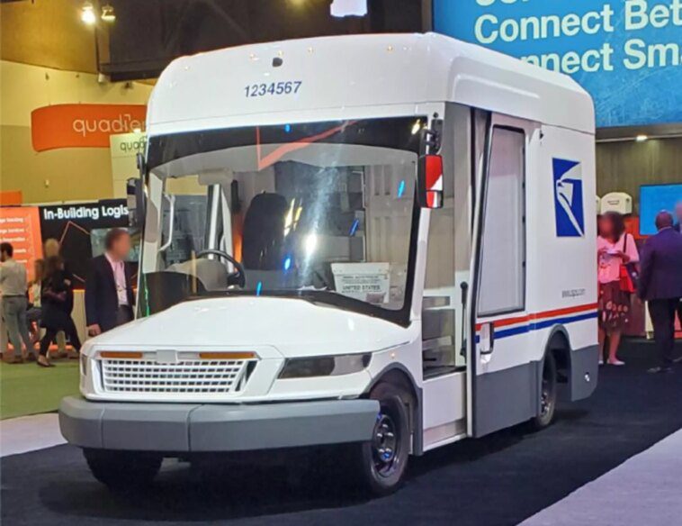 L'USPS déploie des véhicules électriques et des infrastructures de recharge dans le cadre d'un plan de modernisation de 40 milliards de dollars 1 USPS rolls out EVs and charging infrastructure as part of $40 billion modernization plan