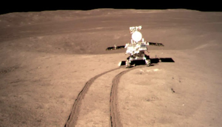 La Chine a réussi quelque chose sur la Lune qui n'avait jamais été fait et que les États-Unis ne pourront pas avoir accès 3 Image du rover lunaire chinois explorant le côté caché de la Lune
