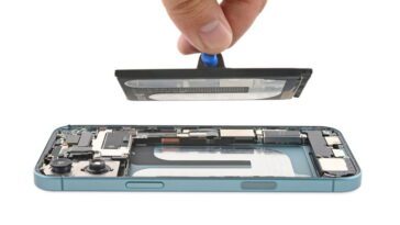 La vidéo qui montre comment fonctionne le nouveau et ingénieux processus pour changer la batterie de l'iPhone 16 10 La vidéo qui démontre comment fonctionne le nouveau et ingénieux processus pour changer la batterie de l’iPhone 16