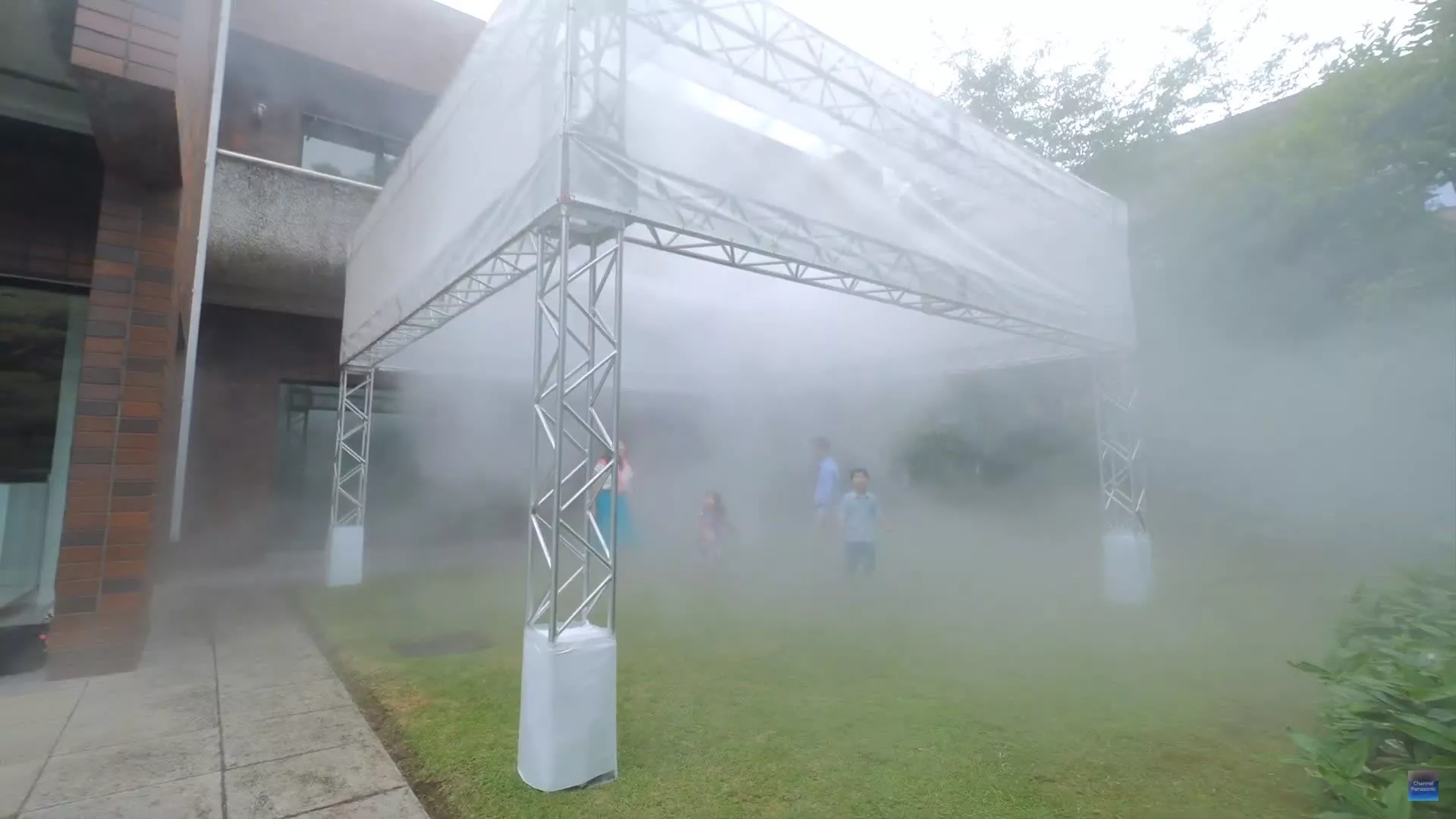 Le brouillard artificiel de Panasonic crée des hologrammes traversables pour des affichages dans le monde réel 2 Le brouillard fin soyeux de Panasonic cree des hologrammes traversables