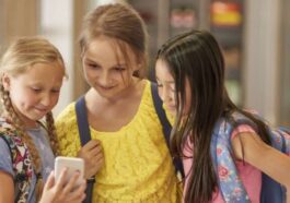Enfants sur smartphone