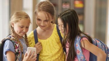 Le gouvernement recommande l'interdiction de l'utilisation des téléphones portables pour les élèves du 1er et 2e cycles 11 Enfants sur smartphone