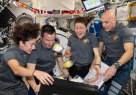Astronautes dans l'espace avec de la nourriture