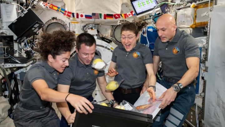Nous avons atteint un nombre record d'êtres humains dans l'espace, selon la NASA 2 Astronautes dans l'espace avec de la nourriture