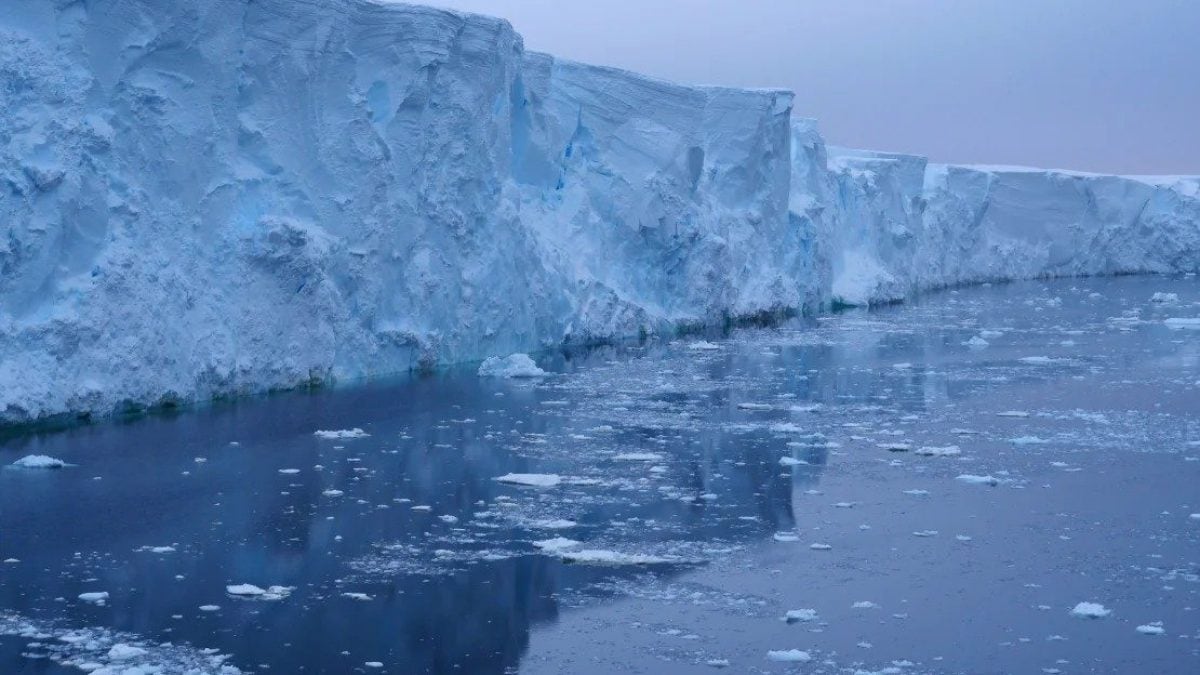 Pourquoi la fonte du glacier de l'Apocalypse menace l'humanité entière : "Ça s'accélère" 2 Le glacier Thwaites. Crédit : Rob Larter/BAS/PA