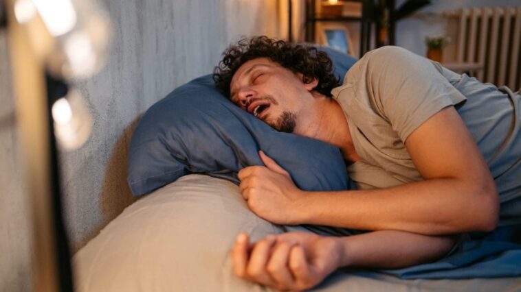 Pourquoi nous ronflons, quand ont doit s'en inquiéter et comment arrêter de ronfler 1 Les ronflements peuvent être un symptôme de l'apnée obstructive du sommeil, un trouble ayant des conséquences graves et un risque accru de maladies cardiaques, d'accidents cérébraux vasculaires, d'infarctus et de diabète de type 2 / Crédit Photo : iStock