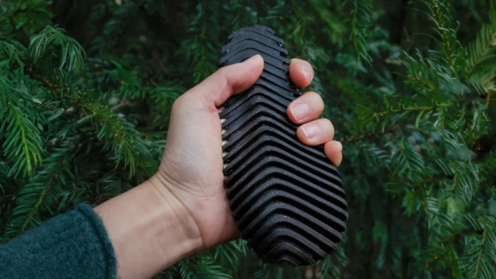 Pyri : découvrez un détecteur innovant d'incendies forestiers en forme de pomme de pin 2 Pyri decouvrez un detecteur innovant dincendies forestiers en forme.webp