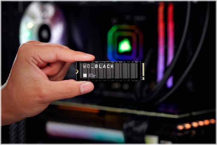 Qu'est-ce que le NVMe ? Tout ce que vous devez savoir sur le stockage haute vitesse 2 Main tenant un SSD WD Black.