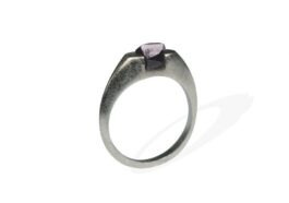 Une scientifique fait croître un magnifique rubis sur une bague en platine et révolutionne la bijouterie 93 Le rubis sur cet anneau a été cultivé en laboratoire grâce à une technique innovante. Crédit : Sofie Boons