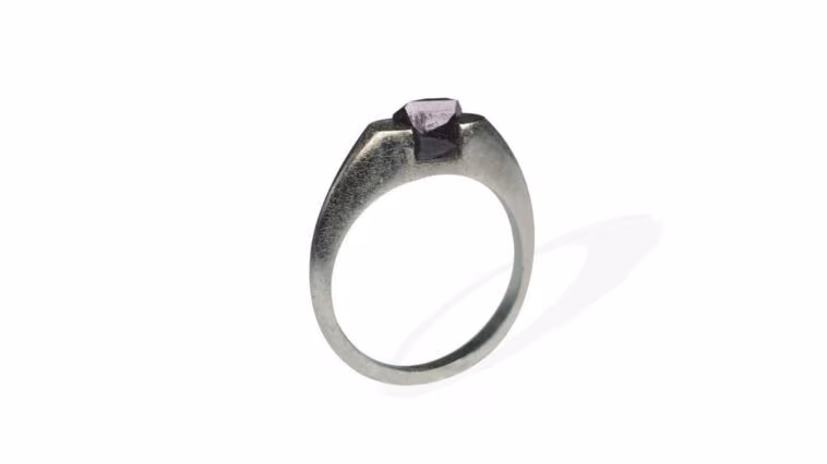 Une scientifique fait croître un magnifique rubis sur une bague en platine et révolutionne la bijouterie 1 Le rubis sur cet anneau a été cultivé en laboratoire grâce à une technique innovante. Crédit : Sofie Boons