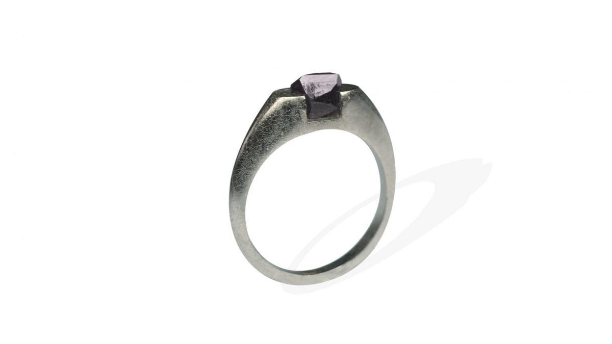Une scientifique fait croître un magnifique rubis sur une bague en platine et révolutionne la bijouterie 2 Le rubis sur cet anneau a été cultivé en laboratoire grâce à une technique innovante. Crédit : Sofie Boons