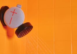 Voici MINIROLL, l'enceinte Bluetooth la plus petite de Logitech Ultimate Ears : résistant à l'eau, avec une sangle à crochet et 12 heures d'autonomie
