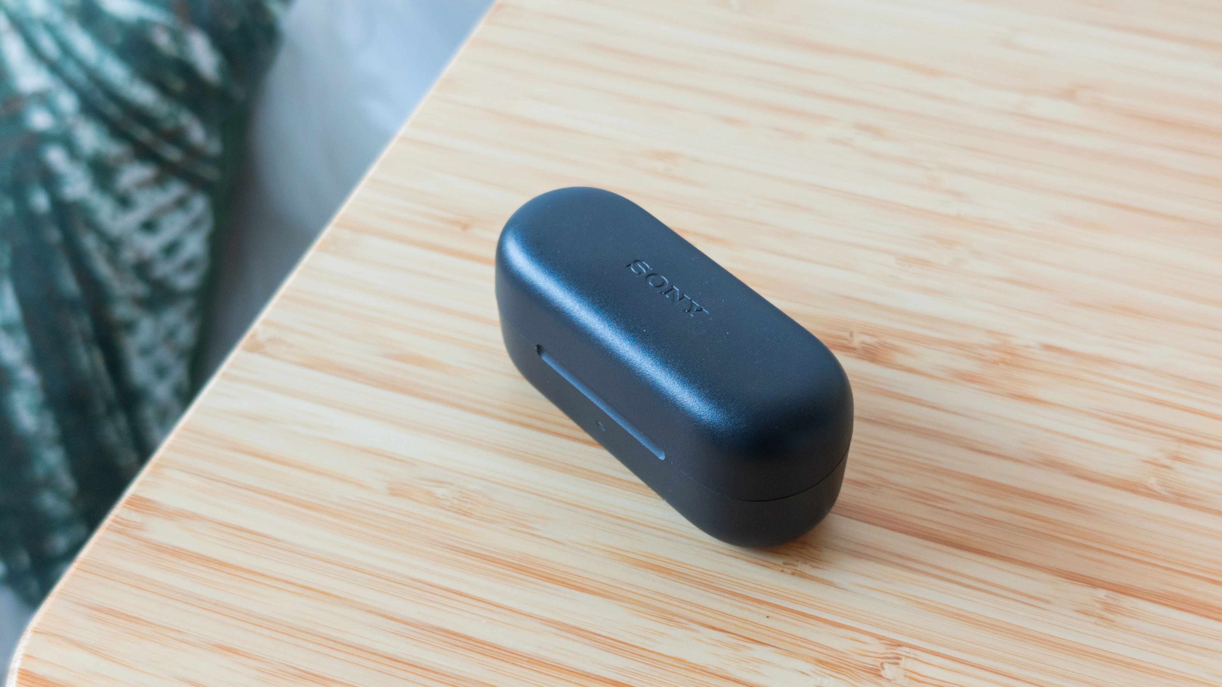 J'ai testé les nouveaux écouteurs sans fil pas cher de Sony : ultra-confortables, avec une grande autonomie et un son qui surprend 3 Étui fermé