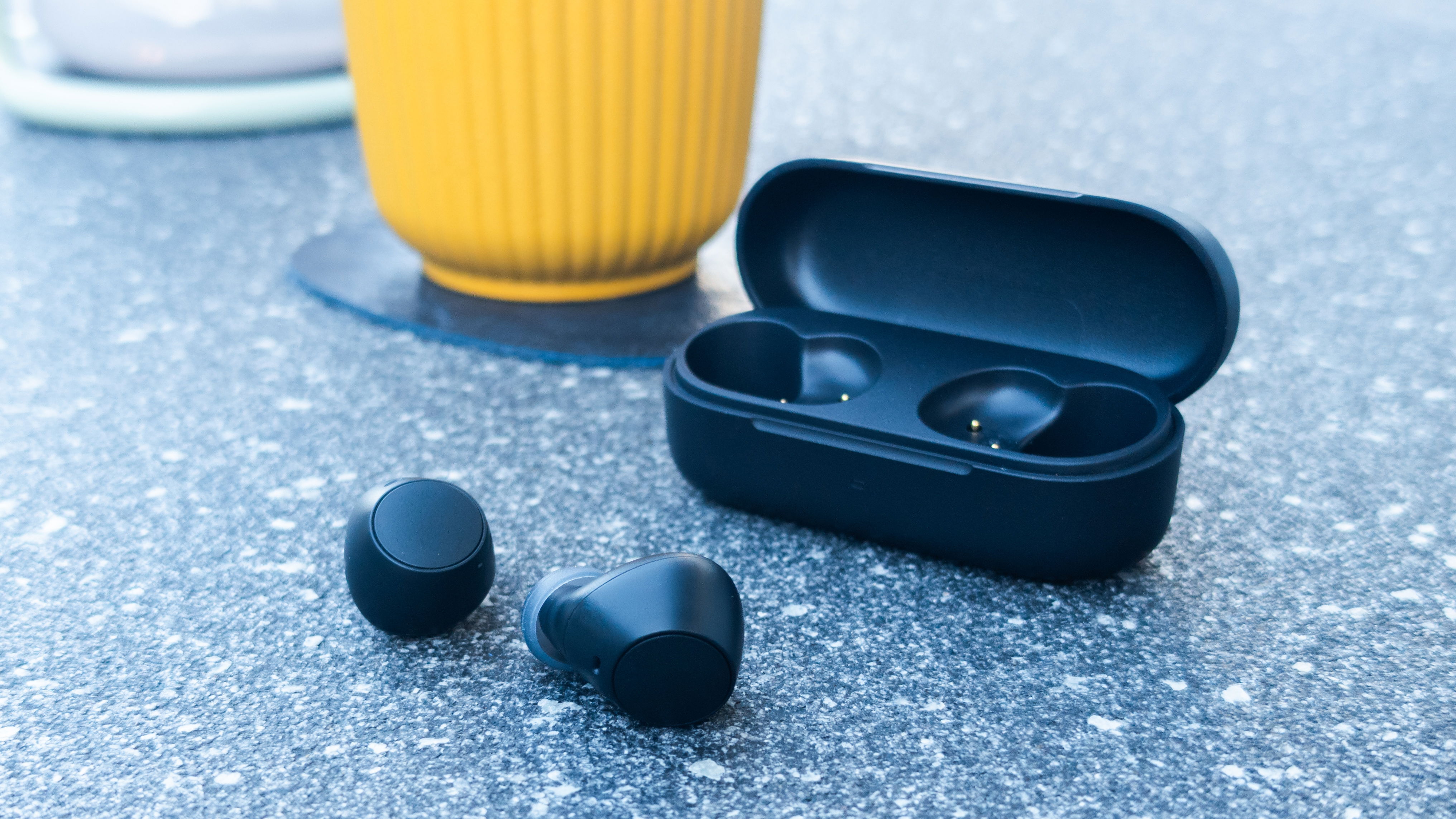 J'ai testé les nouveaux écouteurs sans fil pas cher de Sony : ultra-confortables, avec une grande autonomie et un son qui surprend 4 Gros plan