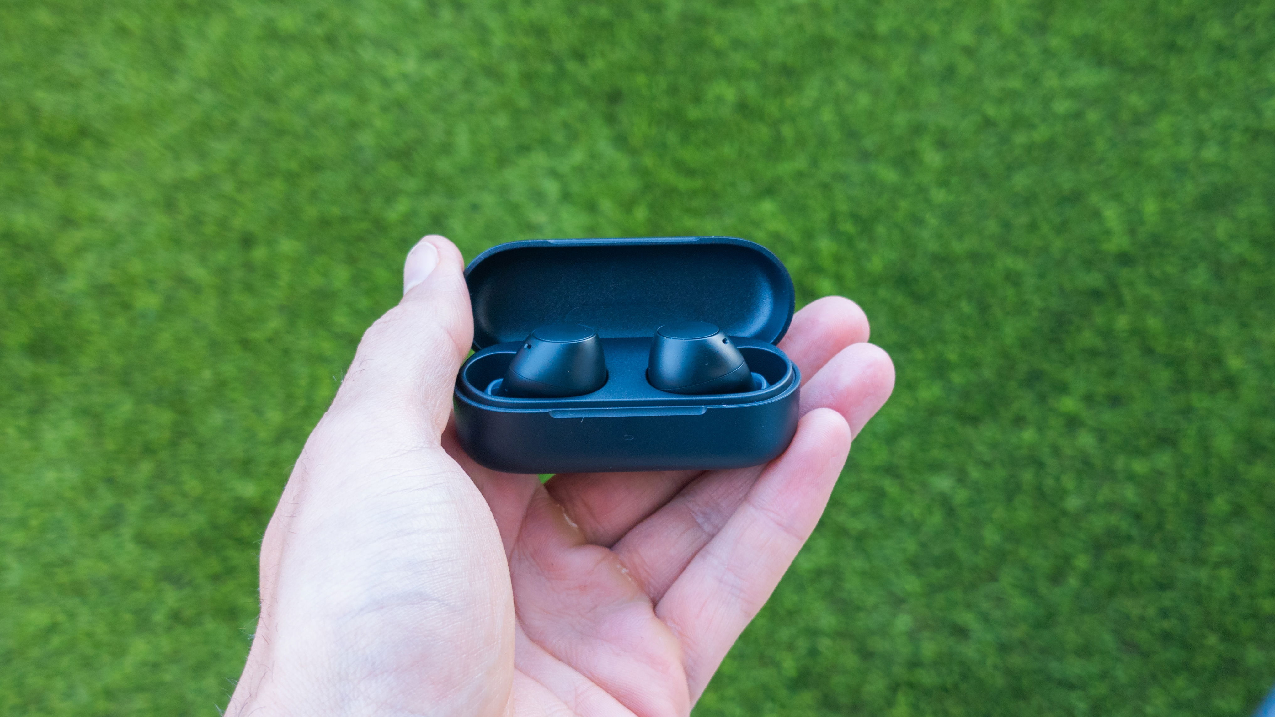 J'ai testé les nouveaux écouteurs sans fil pas cher de Sony : ultra-confortables, avec une grande autonomie et un son qui surprend 6 Étui dans la main