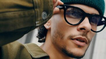 Des étudiants d'Harvard créent des lunettes intelligentes qui identifient instantanément des inconnus 12 Harvard students create smart glasses that instantly dox strangers