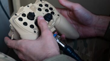 L'armée américaine utilise des armes et de l'équipement avec des manettes de jeu personnalisées 26 The US military is operating weapons and equipment with custom game controllers