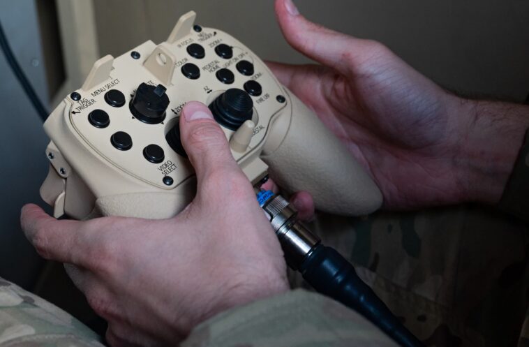 L'armée américaine utilise des armes et de l'équipement avec des manettes de jeu personnalisées 1 The US military is operating weapons and equipment with custom game controllers