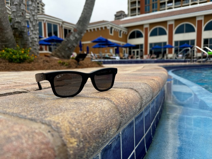 Voici les cinq plus grandes actualités de la semaine dans le domaine de l'IA 7 Les lunettes intelligentes Ray-Ban Meta à côté d'une piscine.