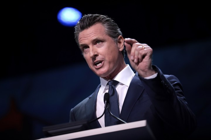 Voici les cinq plus grandes actualités de la semaine dans le domaine de l'IA 6 Le gouverneur de Californie, Gavin Newsom, s'exprimant à un lutrin.