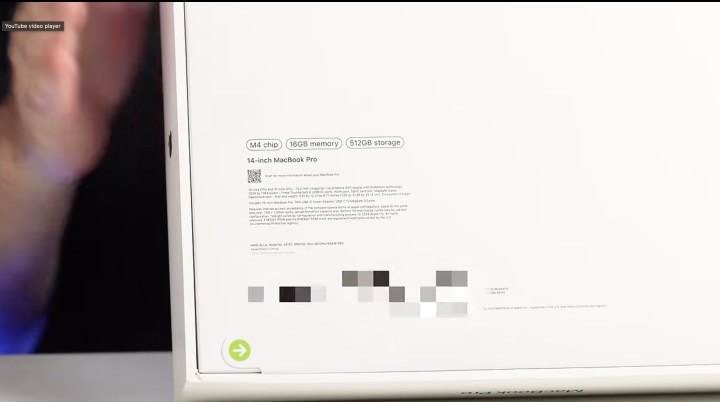Un YouTuber avec 11M d'abonnés vient de déballer le MacBook Pro M4 3 Capture d'écran montrant le dessous d'une prétendue boîte M4 MacBook Pro.