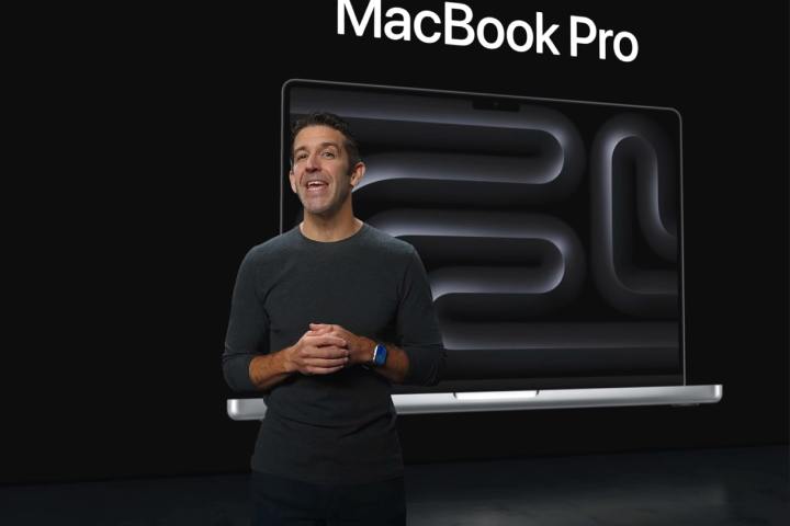 John Ternus présente les MacBook Pro M3 Pro et M3 Max lors de l'événement Scary Fast d'Apple le 30 octobre 2023.