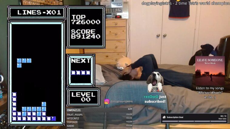Un adolescent devient le premier joueur de Tetris à revenir au début, atteignant un score record 1 Teen becomes first Tetris player to loop back around to beginning, achieving record score
