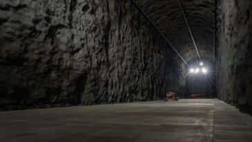 Des équipes du Dakota du Sud excavent 800 000 tonnes de roche pour construire le plus grand détecteur de neutrinos du monde 23 South Dakota crews excavate 800,000 tons of rock to build world